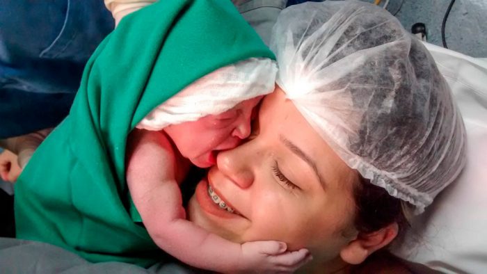 Mamă îmbrățișată la naștere: te uimește această micuță! – SteMir
